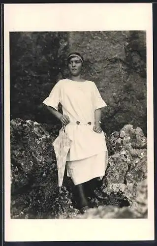 Foto-AK Junge Frau im weissen Kleid mit Schirm