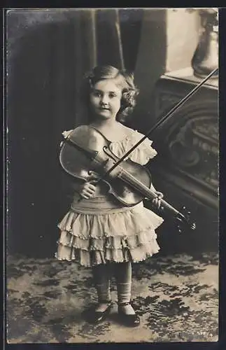 AK Kleines Mädchen im Kleid mit Geige