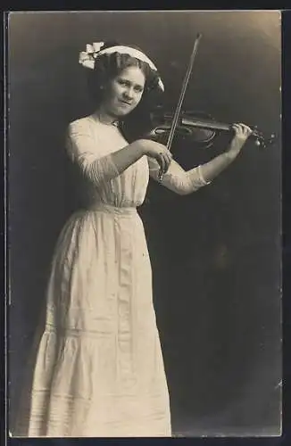 Foto-AK Junge Frau im weissen Kleid mit Geige