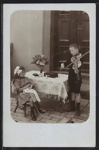 Foto-AK Kleiner Junge mit Geige und Mädchen am Tisch