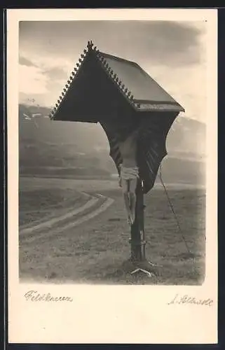 AK Bergige Landschaft mit einem Flurkreuz