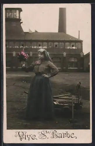 AK Ste Barbe, Frau mit Blumen vor Bergwerk, Bergbau