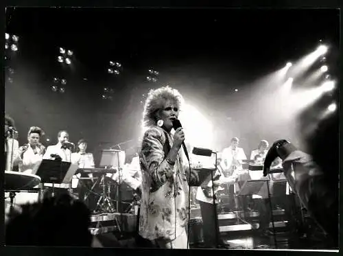 Fotografie Dusty Springfield bei einem Livekonzert mit Band, White Queen of Soul, Grossformat 25 x 18cm