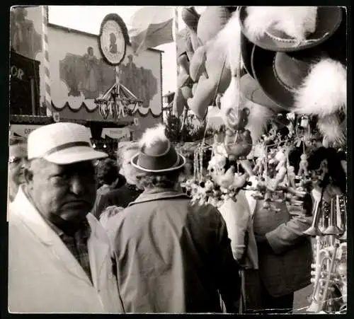 Fotografie Dr. Paul Fries, Erlangen, Ansicht München, Oktoberfest, Schlechtes Geschäft heute, Das Gesicht des Münchner