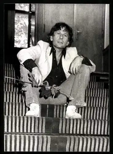 Fotografie Bob Wales, London, Schauspieler und Regissuer Roman Polanski mit einer Rose in der Hand
