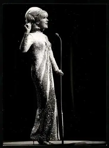 Fotografie Richard Slade, London, britsche Pop Sängerin Dusty Springfield (the White Queen of Soul) im glitzernden Kleid