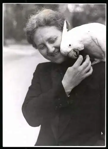 Fotografie Hans H. Hartmann / Ingeborg Peter, Berlin, Ansicht Berlin, Zoodirektorin Dr. Katharina Heinroth mit Kakadu