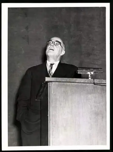 Fotografie Erhard E. Rogge, Schriftsteller Thornton Wilder am Rednerpult, Grossformat 18 x 25cm