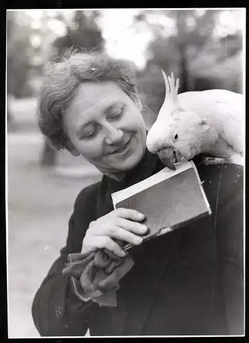 Fotografie Hans Hartmann / Ingeborg Peter, Berlin, Ansicht Berlin, Zoodirektorin Frau Dr. Heinroth mit Kakadu