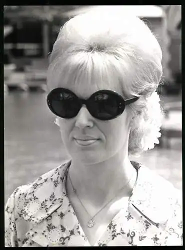 Fotografie Dego Hoffmann, London, Stilikone Dusty Springfield mit Sonnenbrille und Halskette, Grossformat 19 x 25cm