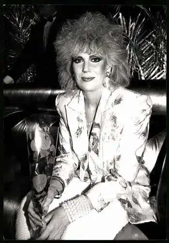 Fotografie britische Sängerin Dusty Springfield mit Dauerwelle, Grossformat 17 x 28cm