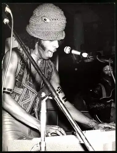 Fotografie Robert Taylor, Rome, Sly Stone von der Band Sly and Family Stone am Keyboard, Grossformat 21 x 27cm