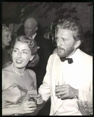 Fotografie Agentur Hecht, München, Schauspieler Kirk Douglas mit seiner Frau Schauspielerin Ann Buydens in Venedig