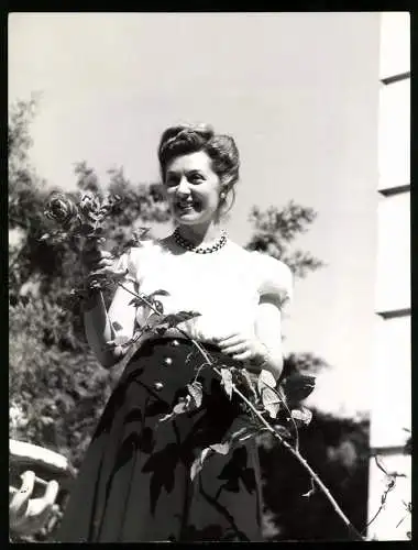 Fotografie Opernsängerin und Schauspielerin Nelly Corradi am Rosenstrauch