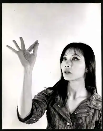 Fotografie Tom Blau, London, Tänzerin und Schauspielerin Jacqui Chan beschreibt in Gebärden ein Lied über Liebe