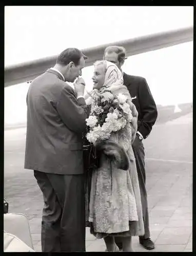 Fotografie Joe Niczky, München, Bernhard Wicki begrüsst Maria Schell und ihren Mann Horst Hächler am Flughafen