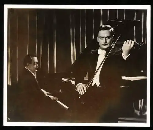 Fotografie Yehudi Menuhin und Adolph Baller im Film Concert Magic vom Regisseur Paul Gordon