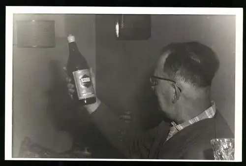 Fotografie Mann genisst nach der Arbeit einen guten Schluck Korn, Berliner Alltag Korn