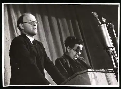 Fotografie Hellmut H. Prinz, Portrait Frank Pakenham, 7. Earl of Longford bei einer Rede am Rednerpult