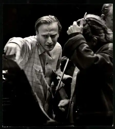 Fotografie amerikanischer Violinist Yehudi Menuhin git Anweisung an sein Orchester
