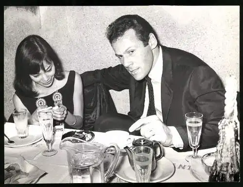 Fotografie Patrick Morin, Rome, italienischer Regissuer Gillo Pontecorvo mit junger Asiatin beim Umtrunk