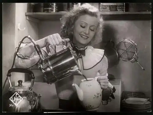 Fotografie Portrait Schauspielerin Lilian Harvey als Hausfrau im Ufa Film: Glückskinder