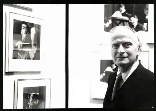 Fotografie Violinist Yehudi Menuhinb bei einer Fotoausstellung, Grossformat 25 x 17cm