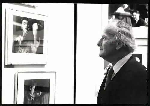 Fotografie Yehudi Menuhin betrachtet Fotografen von sich in jungen Jahren, Grossformat 25 x 17cm