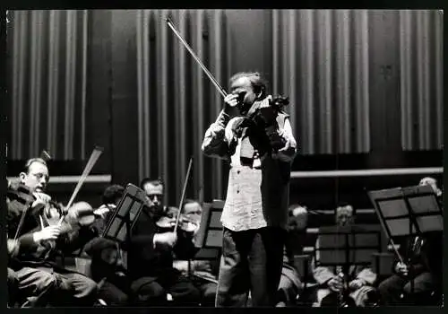 Fotografie Yehudi Menuhin mit verzweifeltem Blick bei einem Konzert, Grossformat 25 x 17cm