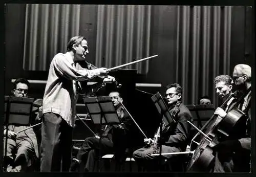 Fotografie Violinist Yehudi Menuhin mit seinem Orchester, Grossformat 25 x 17cm