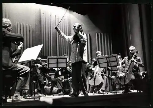 Fotografie Yehudi Menuhin, Violinist dirigiert sein Orchester, Grossformat 25 x 17cm