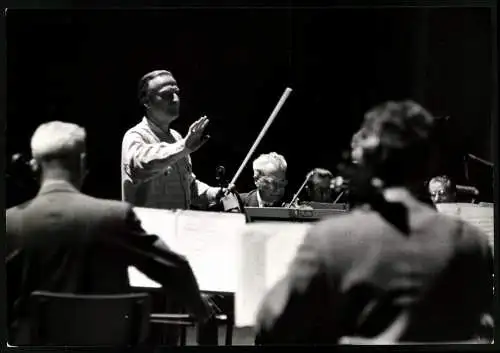 Fotografie Yehudi Menuhin als Dirigent mit seinem Orchrester, Grossformat 25 x 17cm