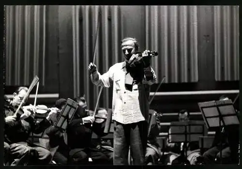 Fotografie Yehudi Menuhin, Violinist mit Violine und seinem Orchester, Grossformat 25 x 17cm