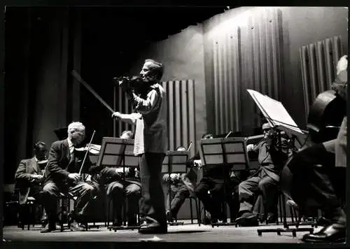 Fotografie Melcher-Berretty, Violinist Yehudi Menuhin bei einem Konzert mit Orchester, Grossformat 25 x 17cm
