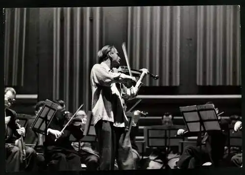 Fotografie Yehudi Menuhin als Violinist mit Orchester, Grossformat 25 x 17cm