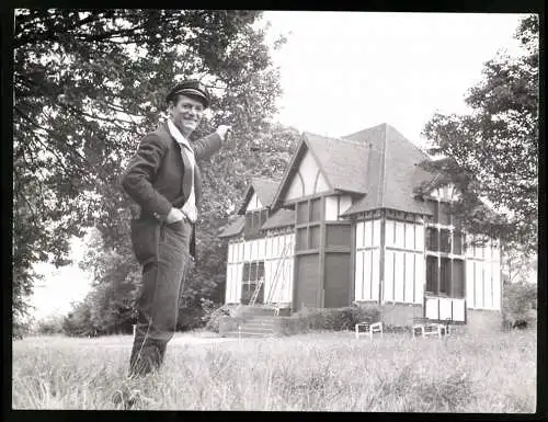 Fotografie René Hollinger, Paris, Schauspieler Eddie Constantine zeigt auf ein Haus