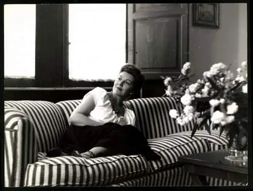 Fotografie Hecht, Berlin, Opernsängerin Nelly Corradi bei sich zuhause auf dem Sofa