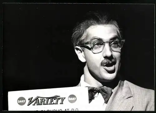 Fotografie amerikanischer Schriftsteller Arthur Marx bei einer Rede, Grossformat 25 x 18cm