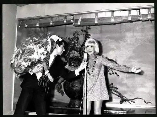 Fotografie Sängerin Dusty Springfield in Tokio erhällt Blumen Bouquet, Grossformat 29 x 21cm