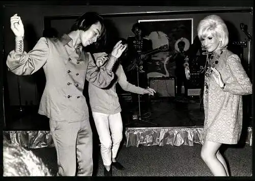 Fotografie britische Sängerin Dusty Springfield beim Tanz mit dem japanischen Sänger Tetsuya Kaga, Grossformat 29 x 21cm
