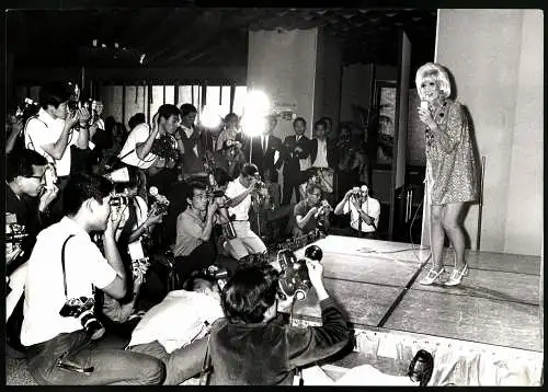 Fotografie unbekannter Fotograf, Ansicht Tokio, Dusty Springfield im Hilton Hotel von Fotografen umgeben, 29 x 21cm