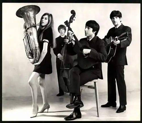Fotografie englische Band The Settlers mit Tuba, Bass und Gitarren