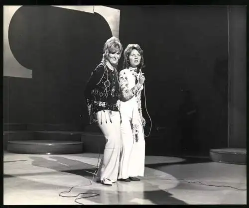 Fotografie englische und schottische Sängerin Dusty Springfield mit Lulu auf der Bühne, 1967, Grossformat 25 x 21cm