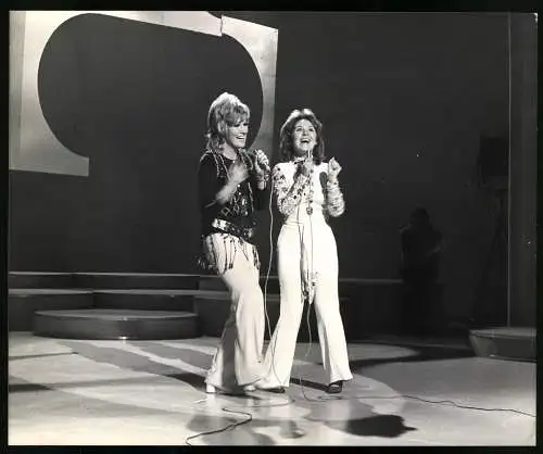 Fotografie schottische Sängerin Lulu und englische Sängerin Dusty Springfield zusammen beim Auftritt, 1967, 25 x 21cm