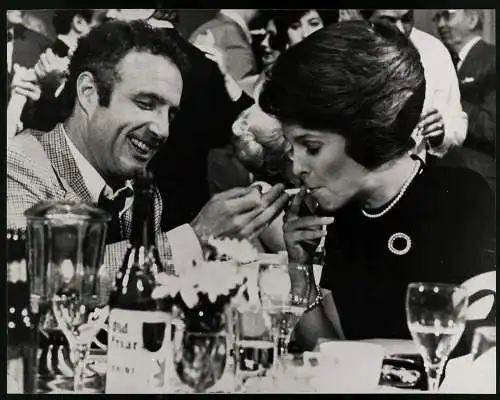 Fotografie Amerikanischer Schauspieler James Caan und Jill Eikenberry im Film Hide in Plain Sight Spuren ins Nichts