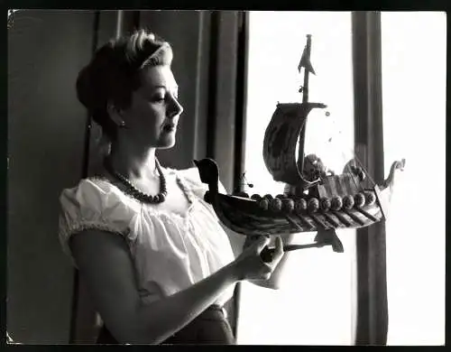 Fotografie Opernsängerin Nelly Corradi betrachtet ein Modellschiff einer Galeere