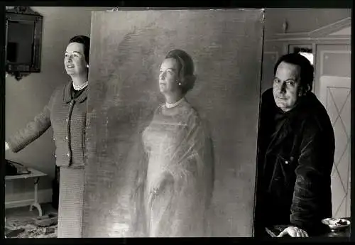 Fotografie italienischer Maler Pietro Annigoni mit Bridget Oppenheimer und dem Ganzkörpergemälde, Grossformat 29 x 21cm