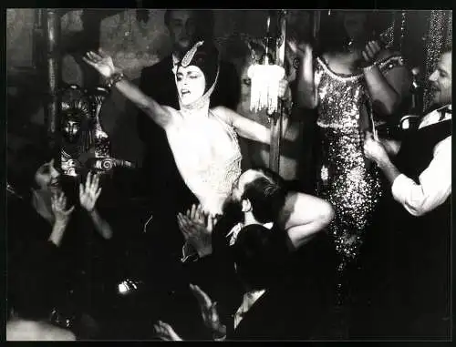 Fotografie Schauspielerin Sydne Rome mit blanken Brüsten im Film: Schöner Gigolo, armer Gigolo
