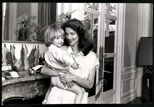Fotografie Christopher Smith, London, Portrait Charlotte Rampling mit ihrem Sohn David im Arm, Grossformat 29 x 21cm