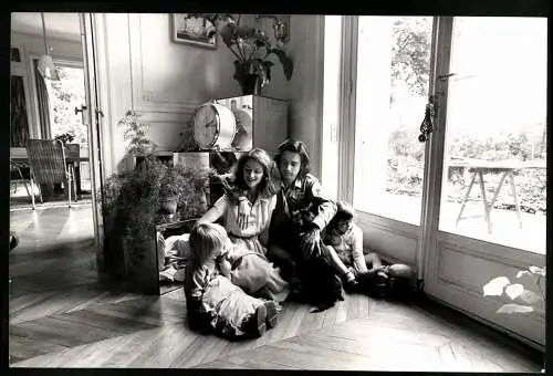 Fotografie Christopher Smith, London, Schauspielerin Charlotte Rampling mit ihrem Mann Jean-Michel Jarre und Kindern